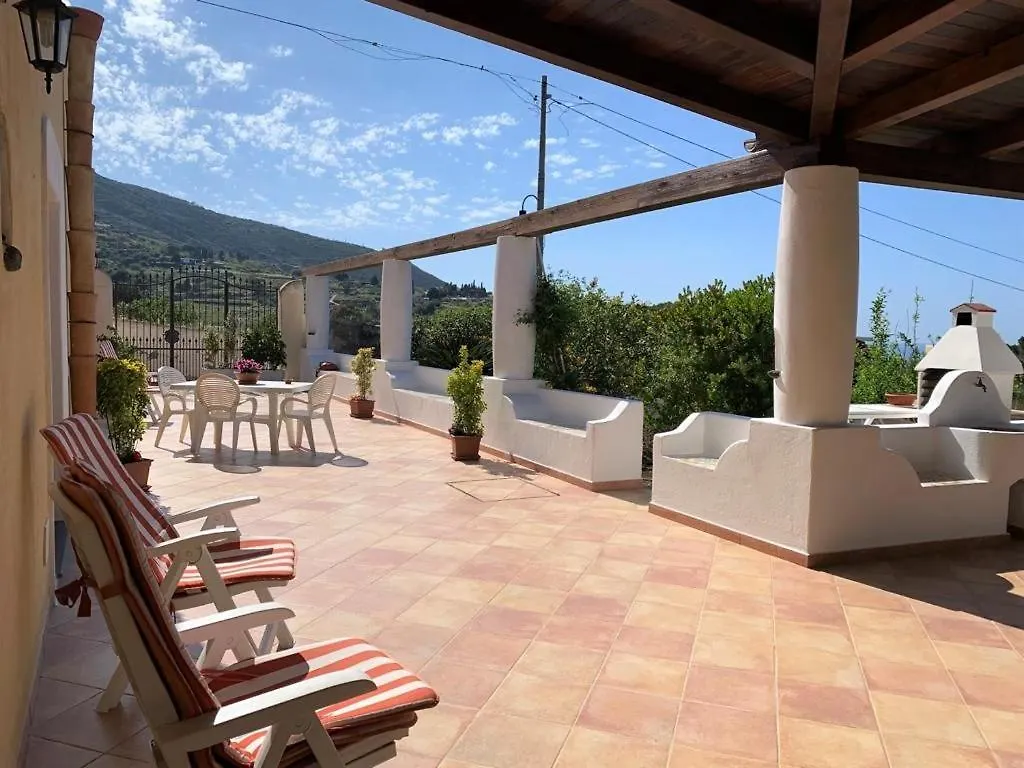 Dom wakacyjny Willa Casa Il Girasole, Panoramica E A Pochi Passi Dal Centro Di Malfa