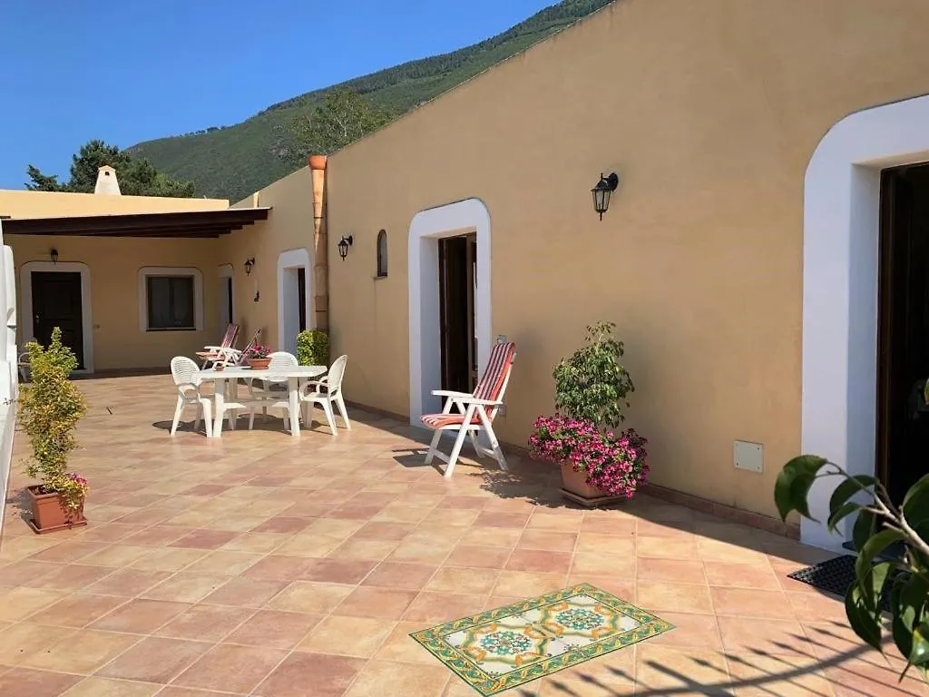 Willa Casa Il Girasole, Panoramica E A Pochi Passi Dal Centro Di Malfa Dom wakacyjny